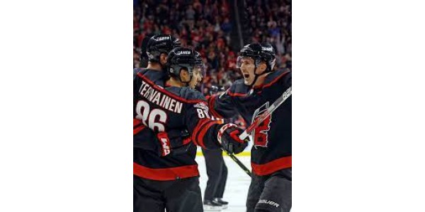 Carolina Hurricanes slog Pittsburgh Penguins for sejrsrækken
